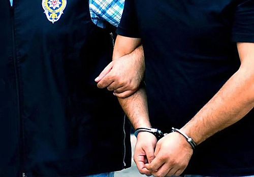 Ardahan'da kesinleşmiş 24 yıl 3 ay 5 gün hapis cezası bulunan firari hükümlü İzmir'de yakalandı