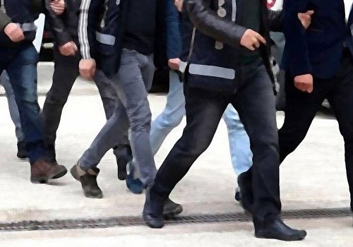 Ardahan'da kesinleşmiş hapis cezası bulunan 3 firari hükümlü TIR'da yakalandı