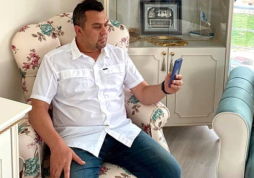 Ardahan da Kovid-19 ile mücadele eden doktor, ailesinin bayramını telefonda kutladı