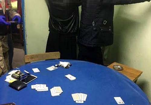 Ardahan'da Kovid-19 tedbirlerine uymayarak kumar oynayan kişilere ceza kesildi