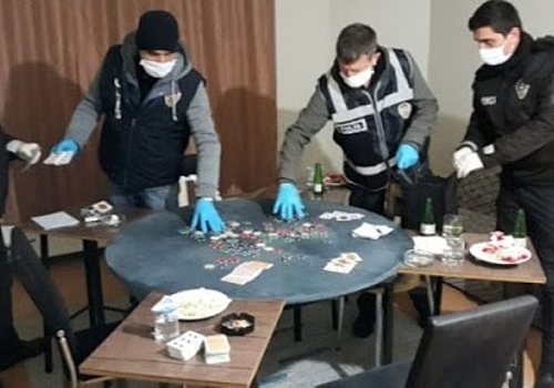 Ardahan'da Kovid-19 tedbirlerine uymayıp kumar oynayan 29 kişiye 91 bin lira ceza kesildi