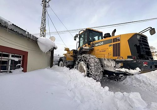 Ardahan da köy yollarında karla mücadele çalışmaları devam ediyor.