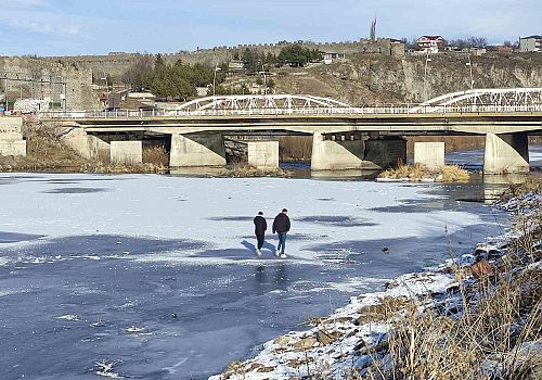 Ardahan’da Kura Nehri Buz Tuttu, Ortaya Kartpostallık Görüntüler Çıktı