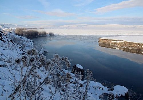 Ardahan'da Kura Nehri buz tuttu