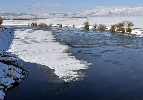 Ardahan’da Kura Nehri Buzları Çözülmeye Başladı