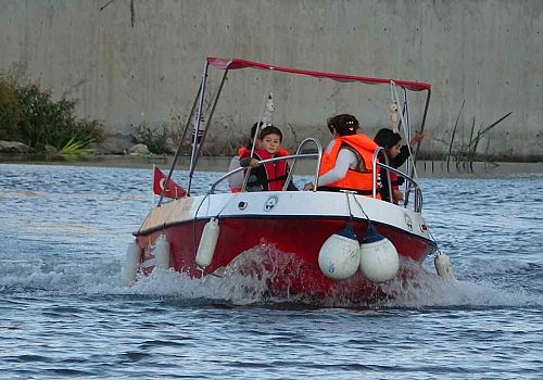 Ardahan da Kura Nehri’nde Tekne Turları Turistlerin Gözdesi Oldu