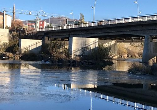 Ardahan da Kura Nehri'nin yüzeyi de kısmen buz tuttu