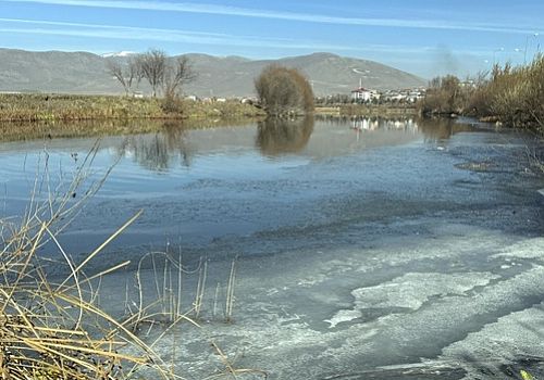 Ardahan da Kura Nehri'nin yüzeyinin bir kısmını buzla kaplarken, buzlanma nehrin stat mevkisinde yoğunlaştı.