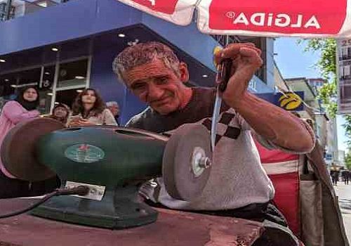 Ardahan da Kurban Bayramı öncesi bıçak bileyicilerine talep arttı