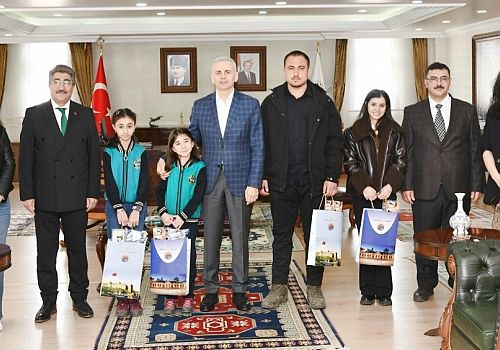 Ardahan’da Kütüphane Haftası Coşkusu: Vali Çiçekli En Çok Kitap Okuyanları Ödüllendirdi