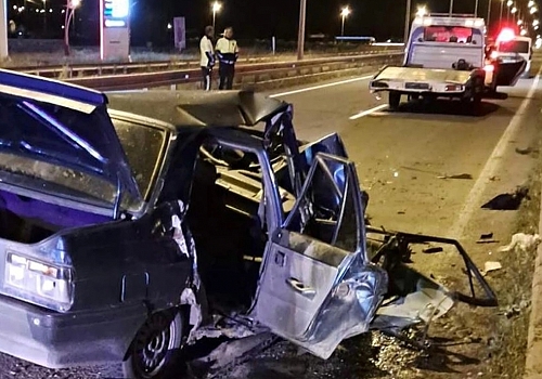 Ardahan'da meydana gelen trafik kazasında, çekiciye arkadan çarpan otomobildeki 1 kişi hayatını kaybetti