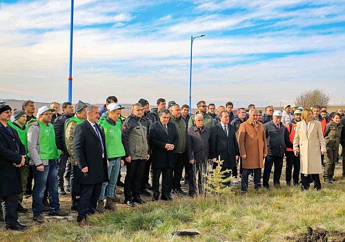 Ardahan’da Milli Ağaçlandırma Günü dolayısıyla düzenlenen programda 500 adet fidan toprakla buluştu