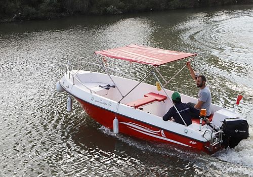 Ardahan da motorlu tekne ile deniz bisikletleri yeniden Kura Nehri’nde boy göstermeye başladı.