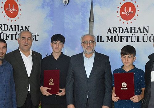 Ardahan da Muhammet Subaşı ve Yusuf İbrahim Çelik hafızlık belgelerini Müftü den aldı
