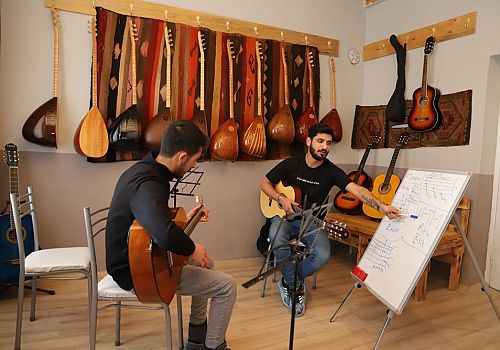 Ardahan da Nuri Vatan Kültür Merkezi tüm sanat dallarında kursiyerlerine eğitim veriyor.