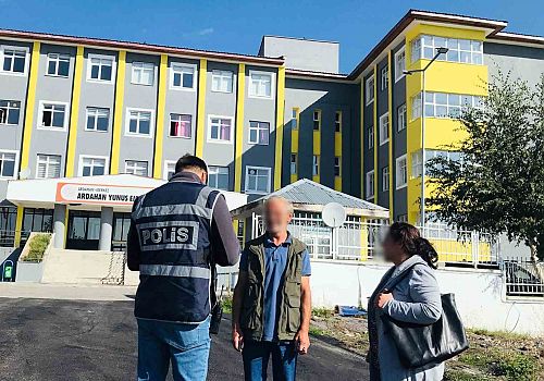Ardahan’da okul çevrelerinde denetimler sürüyor. Polis araçları metruk binaları kontrol ediyor.