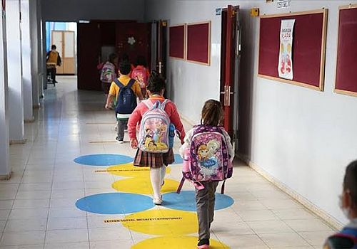Ardahan'da okul öncesi eğitim ile ilkokul birinci sınıf öğrencilere uyum haftası kapsamında ilk ders zili çaldı