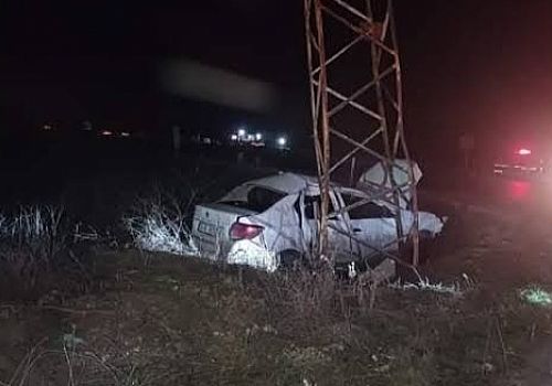 Ardahan'da otomobil, refüje çıkıp elektrik direğine çarptı