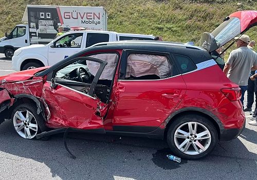Ardahan'da, otomobilin otobüse çarpması sonucu 3 kişi yaralandı