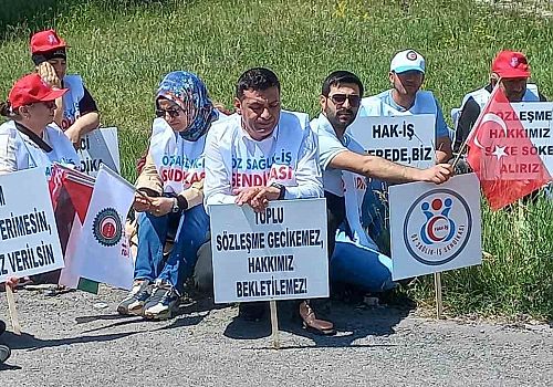 Ardahan’da Öz Sağlık İş Sendikası üyeleri işçiler basın açıklaması yaptı, ardından oturma eylemi gerçekleştirdi