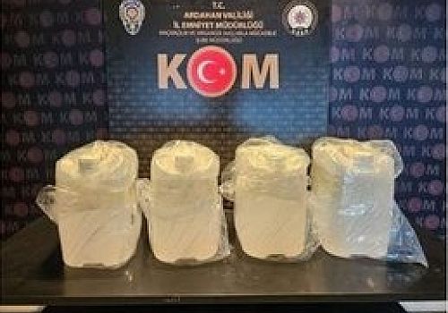 Ardahan’da polis ekiplerince kargo kutusunda 20 litre kaçak etil alkol ele geçirildi.