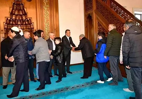 Ardahan'da protokol üyeleri Serhat Ulucami'de Namaz kıldıktan sonra vatandaşla bayramlaştı