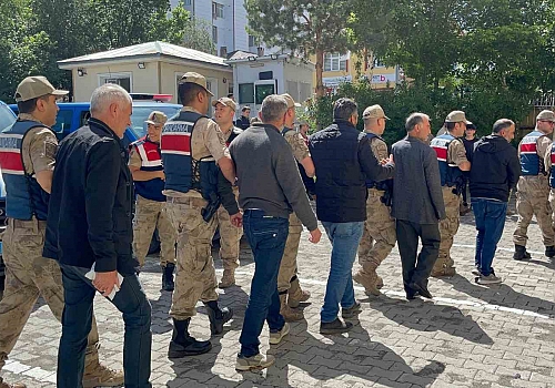 Ardahan da rüşvet operasyonunda muhtarların da aralarında bulunduğu 32 şüpheli yakalandı.