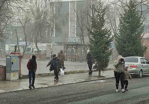 Ardahan’da sabah saatlerinde kar yağışı etkili oldu.