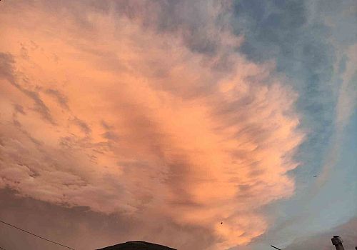 Ardahan’da sabahın ilk saatlerinde gökyüzü kızıla büründü.