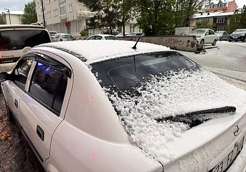 Ardahan'da sağanak sonrası dolu yağdı, araçlar zarar görebilirdi. Su birikintileri oluştu