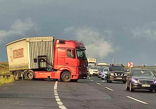 Ardahan'da sağanak yağış nedeniyle bir tır kaydı, yol kapandı ve 4 km araç kuyrukları oluştu.