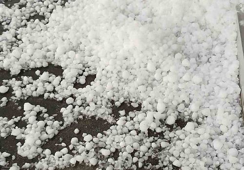 Ardahan’da sağanakla birlikte etkili olan dolu, tarım arazileri ile araçlarda hasara neden oldu.