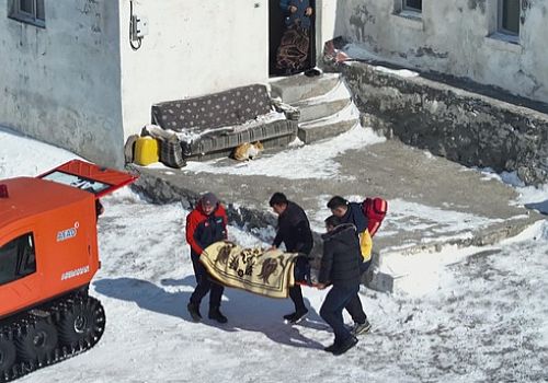 Ardahan da  sağlık ekipleri köy den hastayı paletli ambulansla alarak hastaneye ulaştırdı.