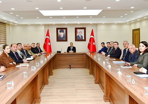 Ardahan’da sahipsiz sokak hayvanlarının bakım süreçlerinin planlanması amacıyla toplantı düzenlendi