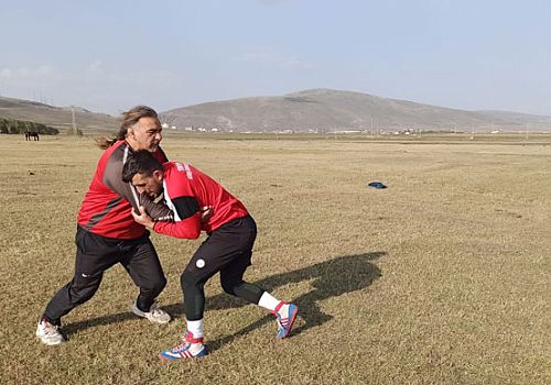 Ardahan da Şampiyonaya 2 bin rakımdaki çayırda öğrencileriyle hazırlanıyor