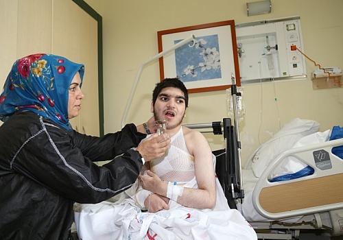 Ardahan da Sara nöbetinde üzerine kaynar su dökülen epilepsi hastası genç yaralandı