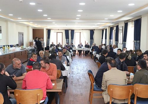 Ardahan da şehit yakınları ve gaziler, yöresel lezzetlerden oluşturulan yemek sofrasında bir araya geldi.