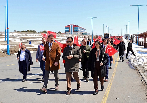 Ardahan’da Şehitler Haftası: Akademisyen ve Öğrenciler Tek Yürek Oldu