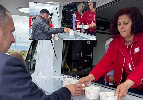 Ardahan da Serhat Ulu Camisi önünde aşure dağıtımı etkinliği düzenlendi