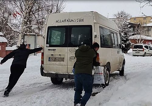 Ardahan’da şiddetli kar yağışı sürücülere zor anlar yaşattı