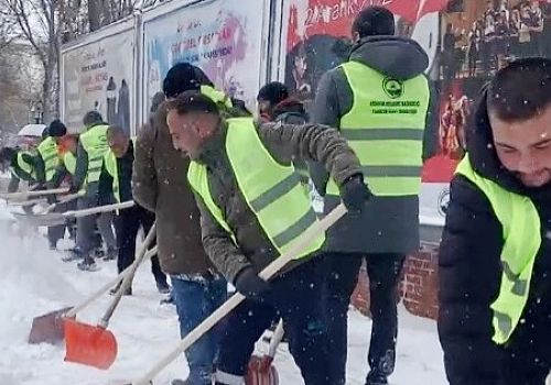 Ardahan’da Şiddetli Kar Yağışı ve Tipi sonrası Belediye ekipleri temizlik çalışmaları başladı