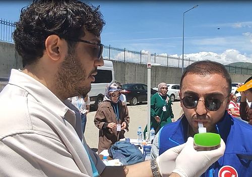 Ardahan da sigara bırakma standı, vatandaşlardan yoğun ilgi gördü.