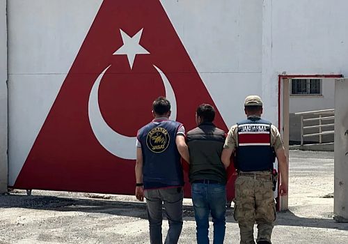 Ardahan’da silahla tehdit suçundan 3 yıl 4 ay kesinleşmiş hapis cezası bulunan şahıs yakalandı