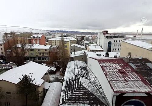 Ardahan'da soğuk hava ve kar yağışı yaşamı olumsuz etkiliyor