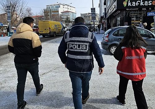 Ardahan’da sokakta çalıştırılan ve dilendirilen çocuklara yönelik denetim uygulaması yapıldı.