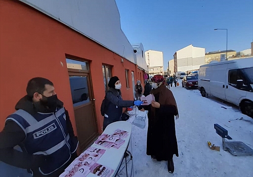 Ardahan'da stant açan polisten kadına şiddet bilgilendirmesi