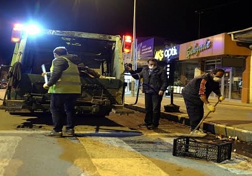 Ardahan'da tam kapanmayı fırsat bilen belediye ekipleri temizlik mesaisinde