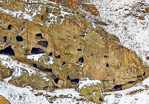 Ardahan’da tarihi mağaraların bulunduğu Harosman Kanyonu doğaseverlerin yeni rotası oldu.