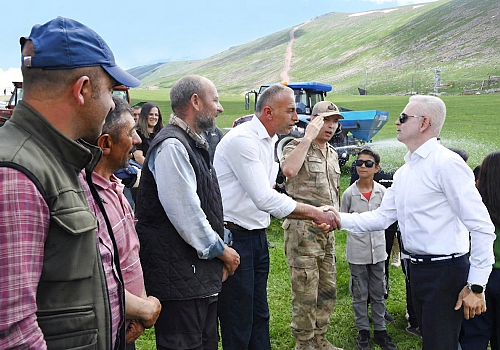 Ardahan’da Tarımda Verimlilik Seferberliği: Vali Çiçekli Üreticilerle Sahaya İndi