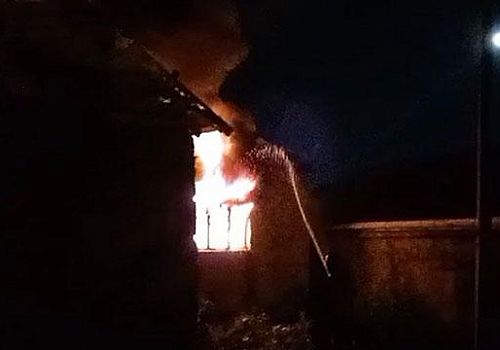 Ardahan'da tek katlı ev, çıkan yangında tamamen yandı.